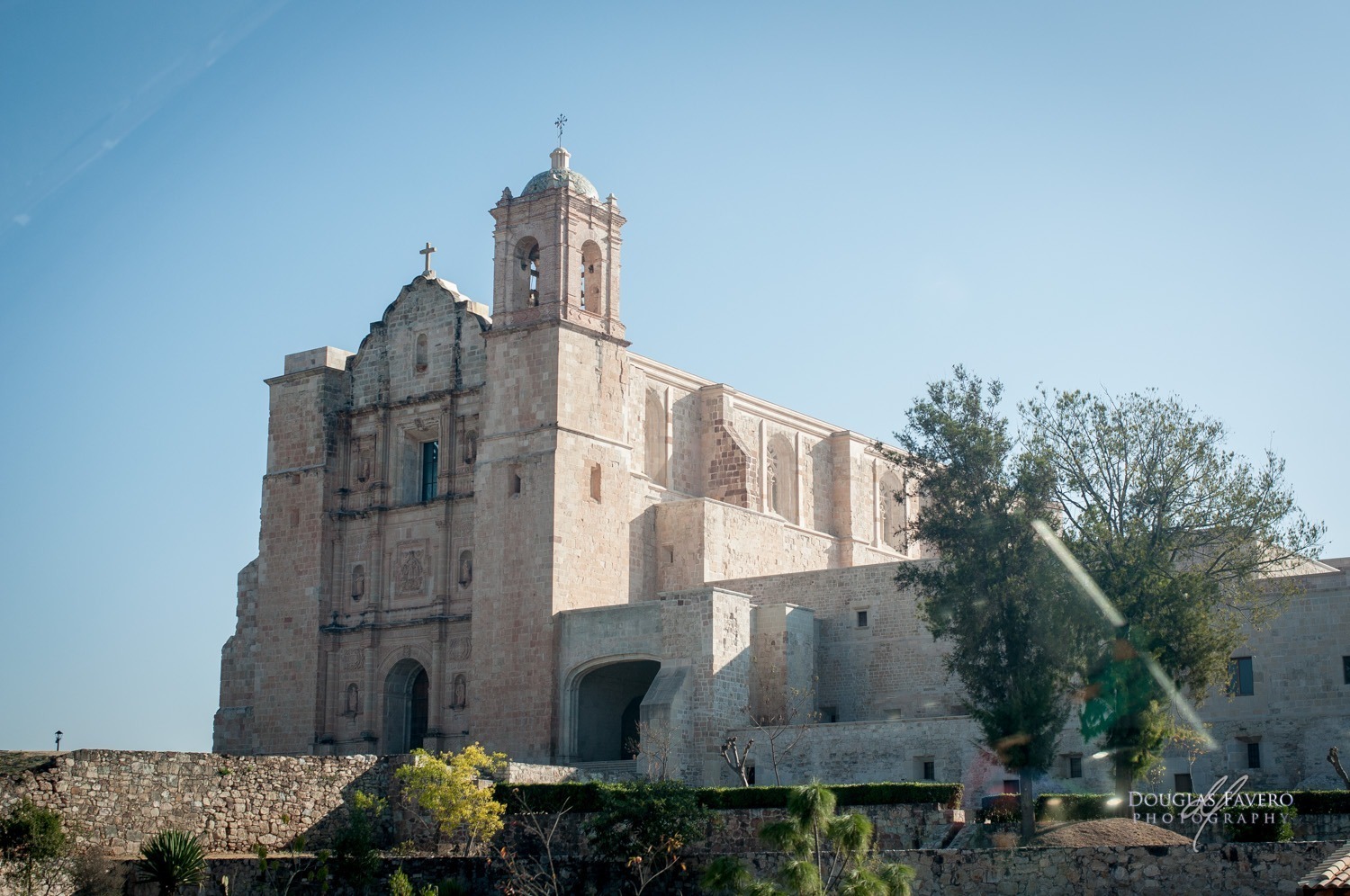 Fachada y torre de cantera rosada del templo y exconvento de Santo Domingo Yanhuitlán bajo un cielo despejado